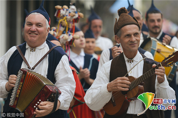 葡萄牙马德拉庆祝鲜花节 民众穿鲜花点缀服饰载歌载舞