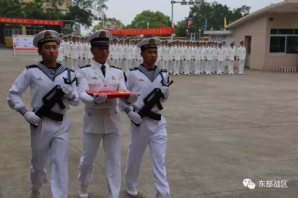 东部战区海军多支部队举行庆祝海军成立69周年升旗仪式