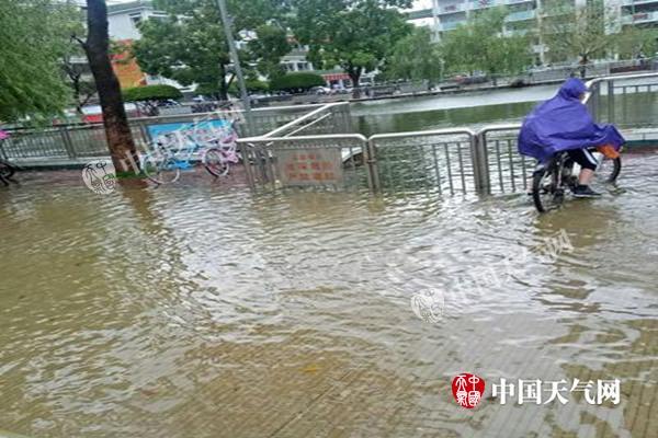 强对流天气致广东多地水浸街 白云机场航班大