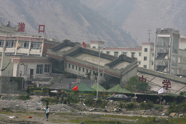 2008年5月16日,映秀镇,倒塌的漩口中学教学楼.