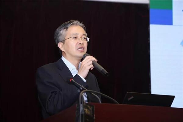 总行公司业务风险管理部总经理黄绍辉以《携手并肩,转型发展》为题