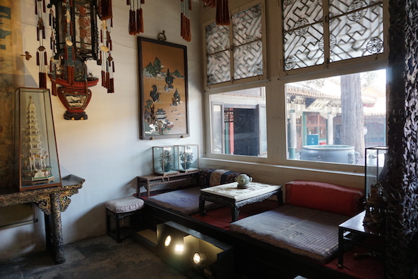 储秀宫时都需要紧贴窗玻璃才能看清近窗陈设,内部整体陈设更不容易