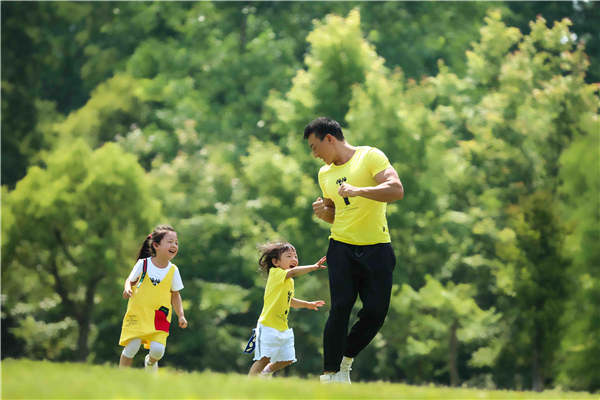 刘畊宏晒小泡芙姗姗亲子照 鼓励父母陪伴成长