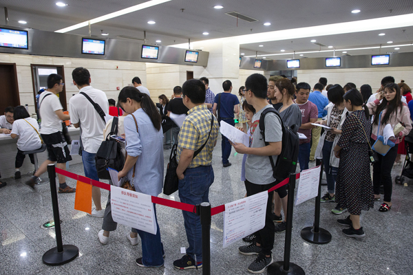 5月28日,南京市政务服务中心,人们排队办理人才落户手续.