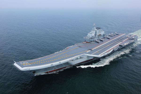 2017年7月,海军航母编队开展编队协同训练,辽宁舰在某海域机动航行