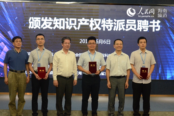 揭牌仪式结束后,朱东海一行实地视察了基地建设情况,并听取集佳公司