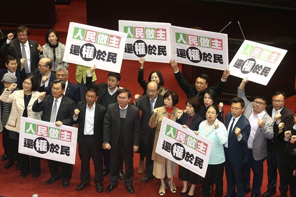 台「公投」门槛大降