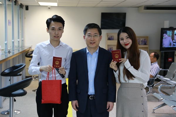 当天下午,他们来到中国驻泰国大使馆领事部的证件大厅办理结婚登记