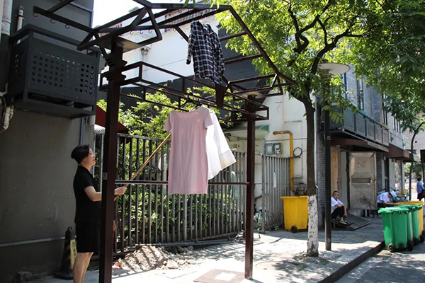 西湖边老墙门住户没地晒衣社区请来雕塑师定制民国风晾衣架