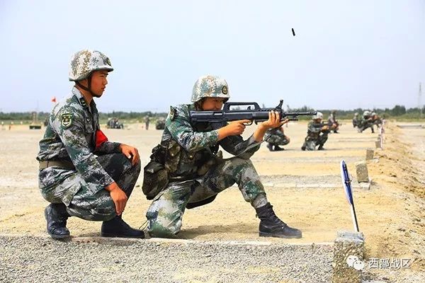 轻机枪卧姿射击.卧姿装子弹.自动步枪卧姿射击.手枪快速射击.