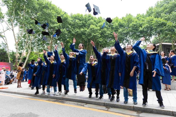 东南大学举行2018年第二期研究生毕业典礼暨学位授予仪式