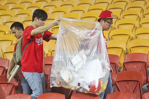 日本球迷清理垃圾就是高素质?那中国球迷收垃