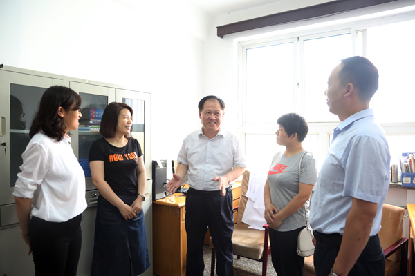 心理上关怀人才 7月3日上午,晋城市委常委,市委组织部部长卫明喜深入