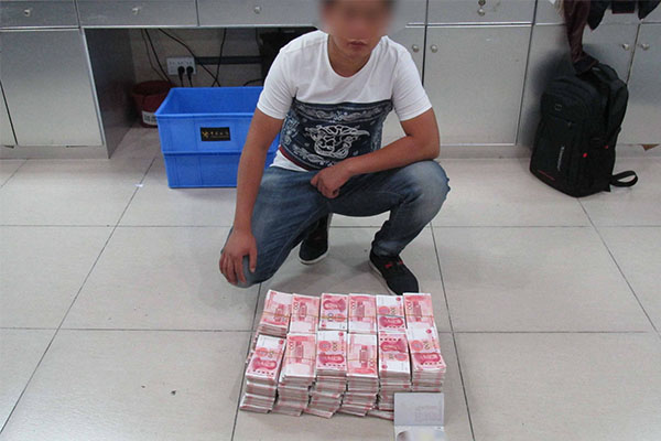 拱北口岸查获男子携120万元人民币进境图