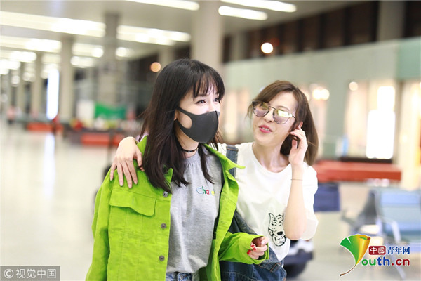 李金铭与娄艺潇勾肩搭背感情好