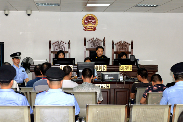 港南法院公开审理11名被告人涉嫌寻衅滋事窝藏罪一案