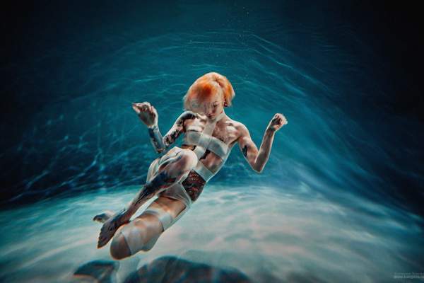 另类纹身美女cos《第五元素》莉露 布条缠身好清亮