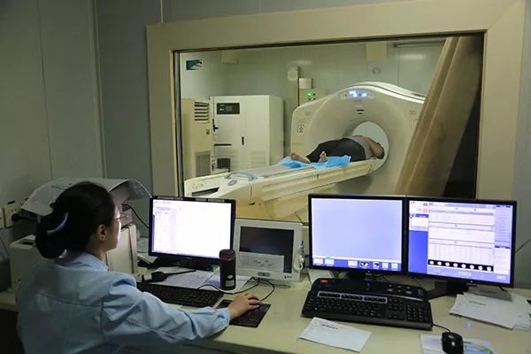 卫生防疫,设备维修等服务,共完成诊疗4696人次,ct,dr,b超,心电图等