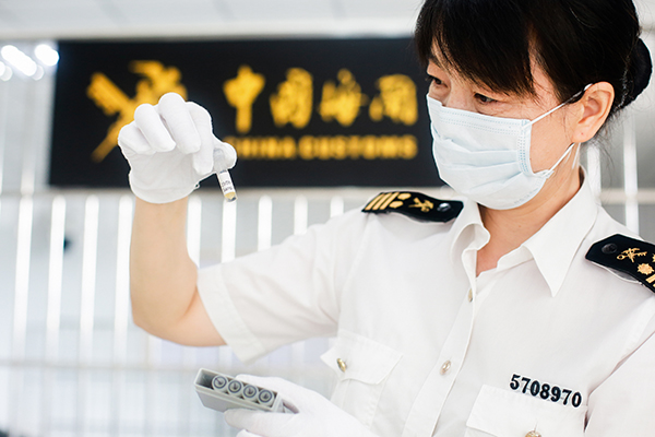 拱北海关截获一批血清样品图