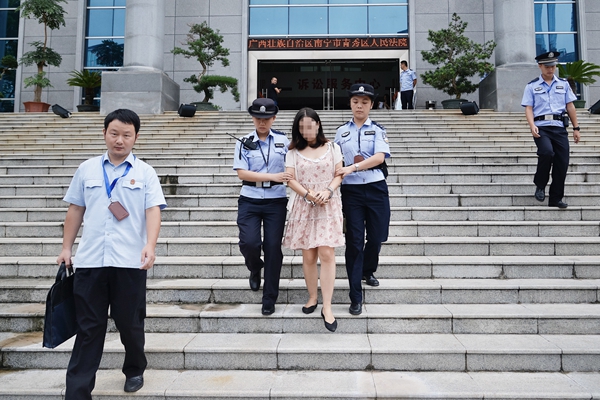 执行法官在出示证件,说明来由后便将走出法庭的黎某拘传回法院