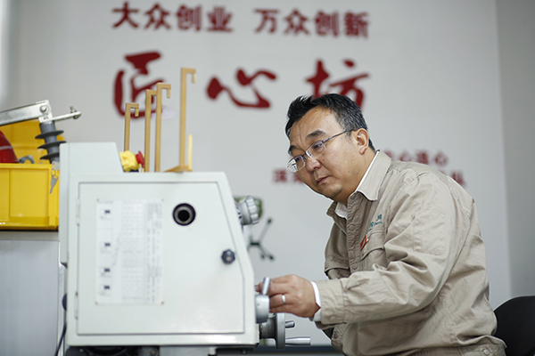 时代楷模张黎明最大心愿是老百姓想用电时就有电