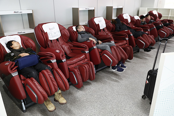 媒体调查共享按摩椅:高峰时段生意不错,但只躺