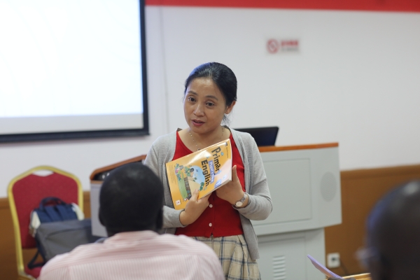 6月25日,长沙小学英语教师对南苏丹老师进行教材培训.