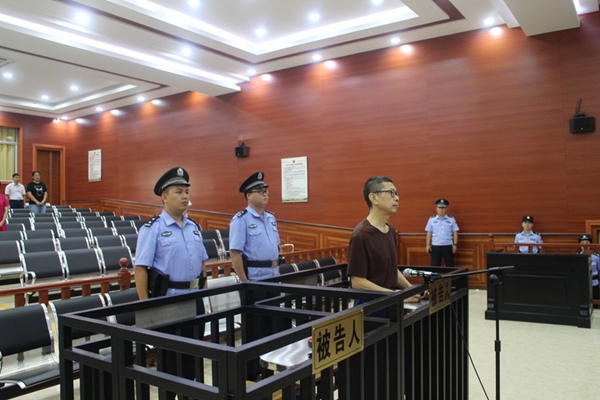 被告人何林夏在法庭上