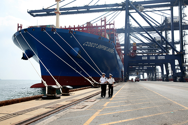 海关助力世界最大级别集装箱船通航大连图