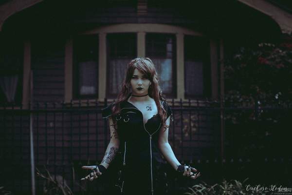 邪恶哥特风《美少女战士》cos 妹子变身黑女巫不再可爱