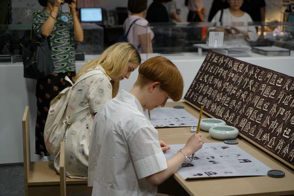 对话|徐冰:《地书》表达的是普天同文的理想|地书|标识|徐冰_新浪新闻