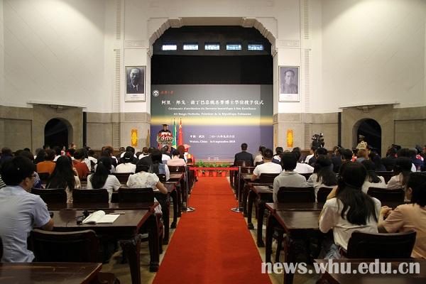 加蓬总统邦戈获我校名誉博士学位