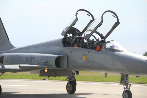 台军再曝事故2架f5战机落地同时爆胎场面惊险