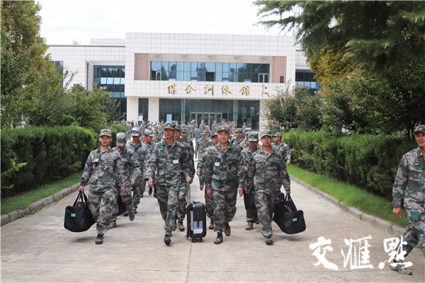 你好00后新兵东部战区陆军首批新兵陆续入营附视频