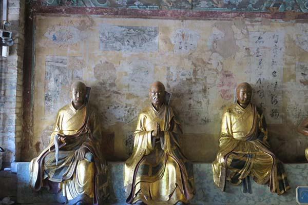 罗汉堂尊者(修复前)同样的"粉饰"也发生在上寺的东厢的罗汉堂,据相关