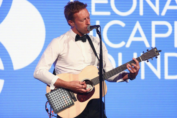 不仅小李子身着西装帅气亮相,而且coldplay乐队主唱chris martin受邀