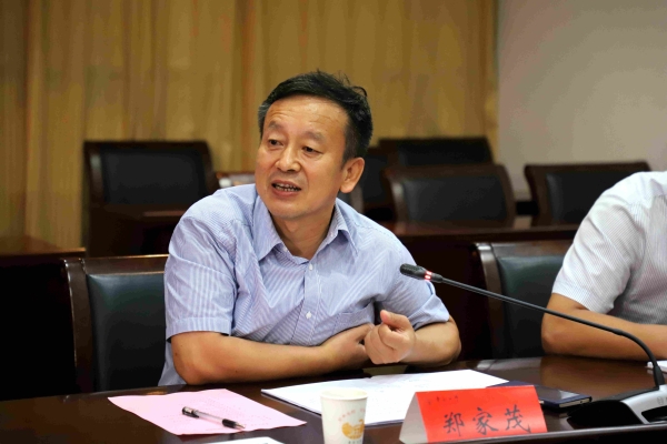 校长张广军,校党委副书记郑家茂,12位东南大学第三届"校长学生事务