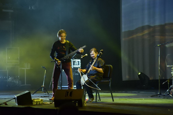 亚塔乐队四位成员,鼓手是一位银色长发,脸如雕塑的老爷子,岁月(和酒精