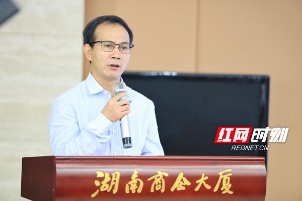 湘商文化研究会会长,湖南商学院湘商研究院院长郑佳明致辞.