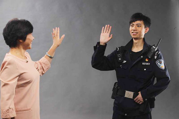 穿上父亲警服续走忠诚之路来自警察之家的前白领的中秋思念