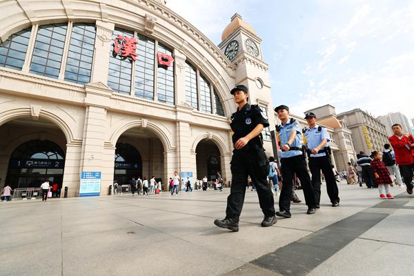 9月22日,武汉铁路公安处特警支队特警与汉口车站派出所民警坚守在岗位