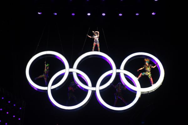  资料图：在阿根廷布宜诺斯艾利斯举办的第三届青奥会开幕式上的五环图案。新华社记者李俊东摄