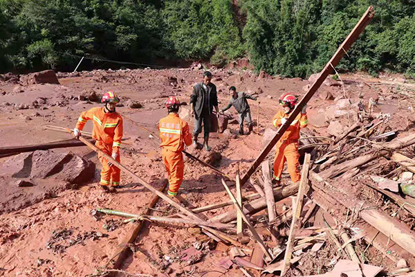 普洱消防正在现场搜救。