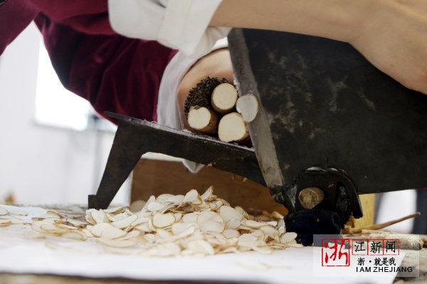 制药技师现场展示中药古法炮制技艺,让人大饱眼福