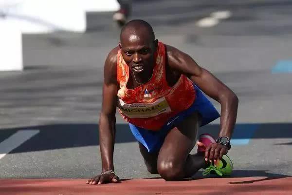 马拉松赛骨折 日本选手跪爬到终点