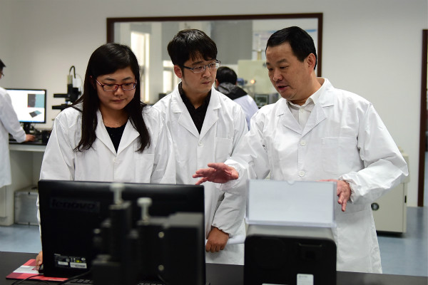 0.12毫米,打磨玻璃中国芯:中国科学家彭寿摘