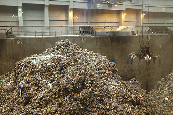 垃圾焚烧厂打开围墙邀请参观环境部副部长以开放化解邻避