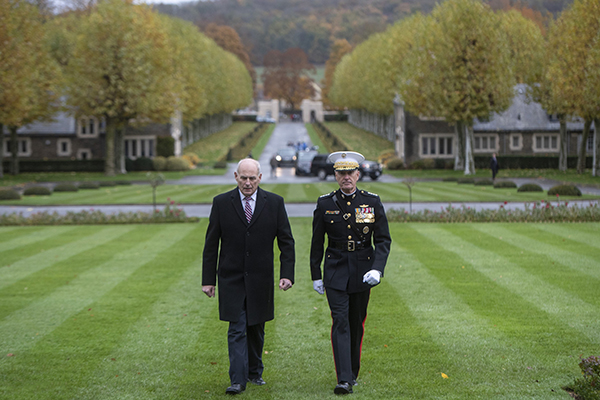 当地时间2018年11月10日，美国总统特朗普和妻子梅拉尼娅因下雨取消了前往一战美军公墓的行程，美国白宫幕僚长凯利和美国参谋长联席会议主席邓福德将军代替前往美军公墓。东方IC 图