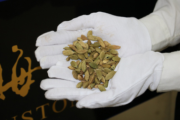 闸口海关截获约65万颗印度小豆蔻图