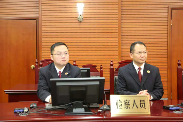 图为检察人员出庭